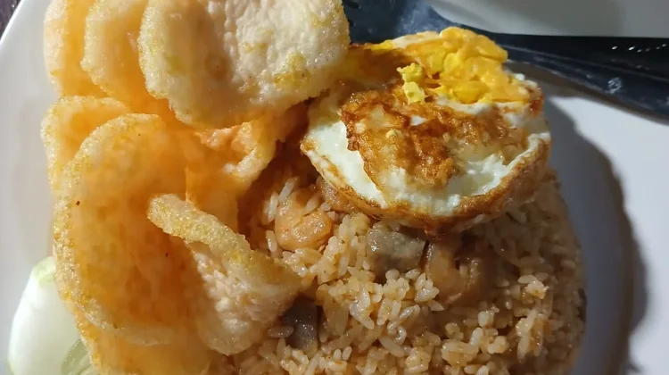 Nasi Goreng Udang Jadi Primadona Kuliner di Taman Kota Saumlaki