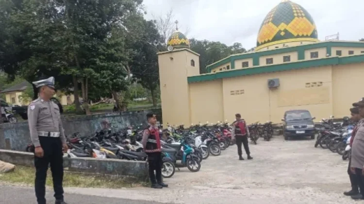 Sat Lantas Polres Kepulauan Tanimbar Amankan Sholat Jumat
