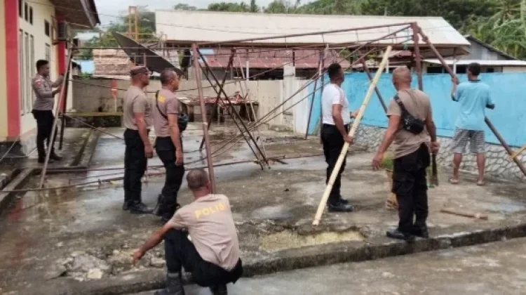 Polsek Nirunmas Warga Jemaat Waturu Bersihkan Gereja