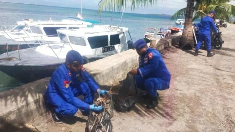 Sat Polair Polres Kepulauan Tanimbar Kembali Bersih-Bersih Pelabuhan