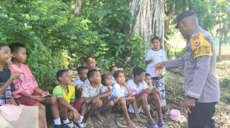 Bhabinkamtibmas Lingada Rangkul Anak-Anak di Wilayah Binaannya