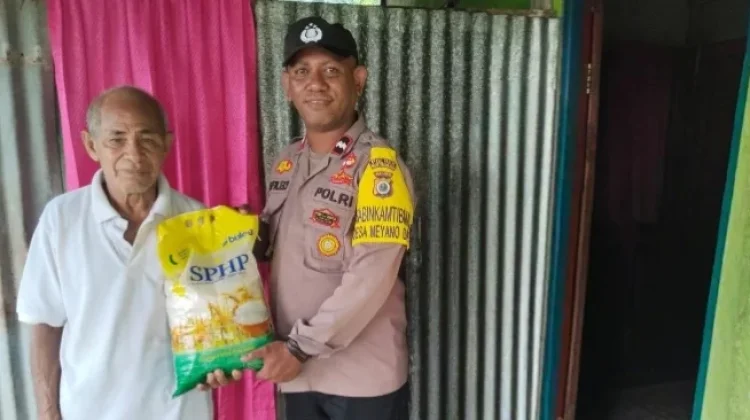 Bhabinkamtibmas Meyano Das Bantu Kebutuhan Pokok Warga binaannya
