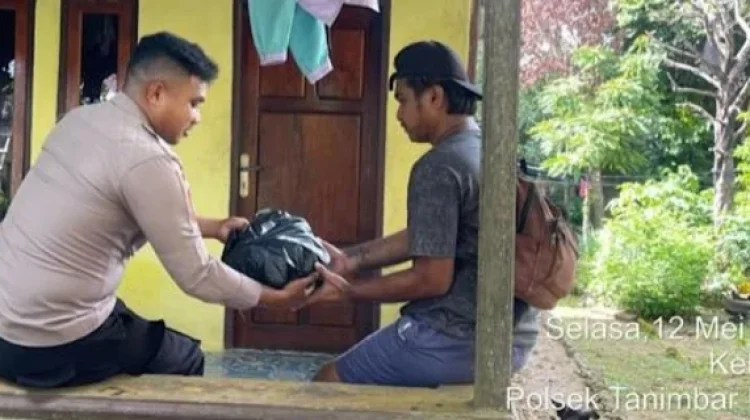 Bhabinkamtibmas Keliobar Kucurkan Bantuan Bagi Warga Kurang Mampu