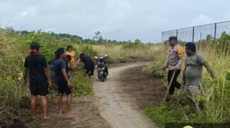 Bhabinkamtibmas Matakus Rangkul Pemuda Bersihkan Jalan Tani