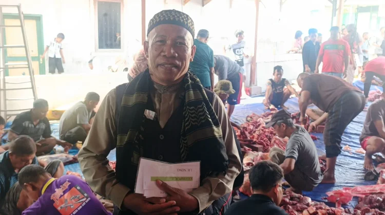 Jamaah di  Masjid Agung Annur Saumlaki Terima  Hewan Kurban