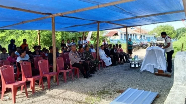 Kapolsek Selaru Hadiri Penutupan Atap Gedung Gereja Katolik