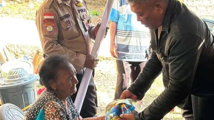 Polisi Salurkan Bantuan Sembako Bagi korban Kebakaran