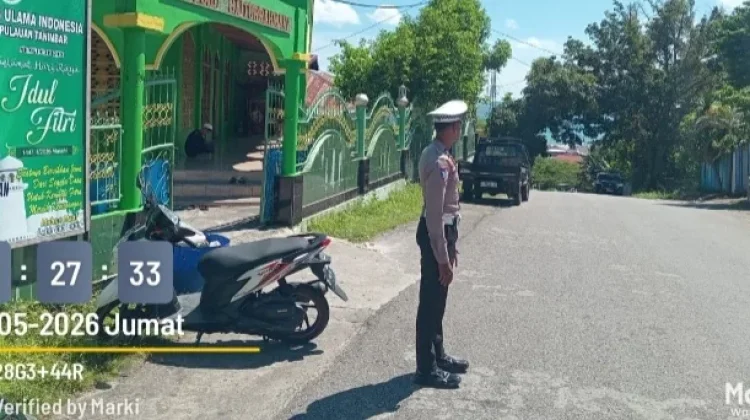 Sat Lantas Polres Kepulauan Tanimbar Amankan Sholat Jumat
