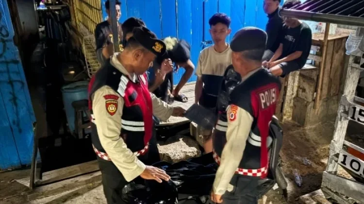 Polisi  Evakuasi Jasad Warga yang Hanyut