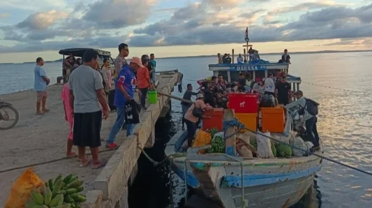 Bhabinkamtibmas Adaut Amankan Keberangkatan Kapal