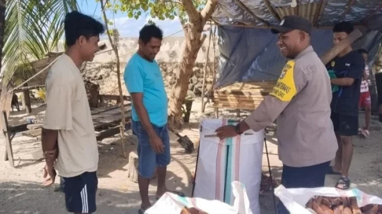 Bhabinkamtibmas Meyano Das Sambangi Petani Kopra