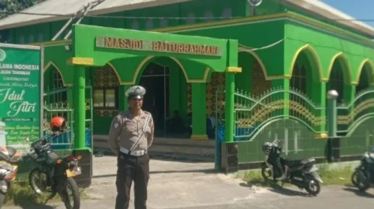 Sat Lantas Polres Kepulauan Tanimbar Amankan Sholat Jumat