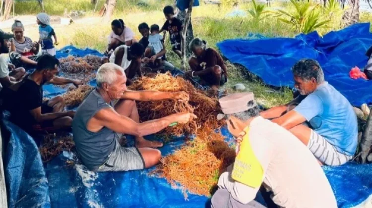 Bhabinkamtibmas Werain Sambangi Petani Rumput Laut