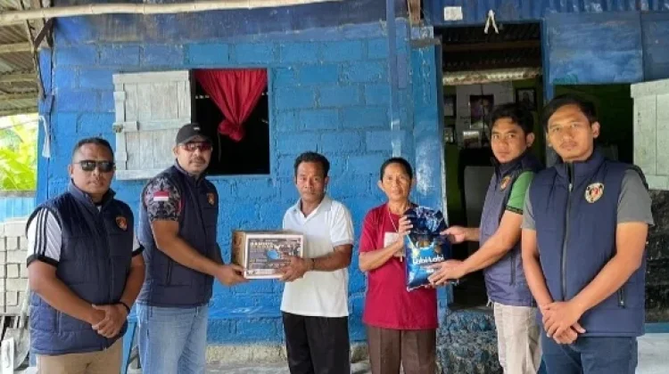 Sat Reskrim Polres Kepulauan Tanimbar Salurkan Bansos