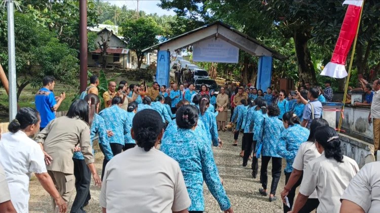 Kunjungan Perdana Ketua TP.PKK Provinsi Maluku Disambut  Masyarakat Desa Tumbur