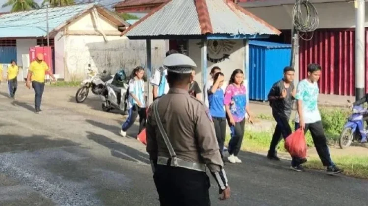 Polisi Kawal Jalan Santai Pelajar di Kota Saumlaki