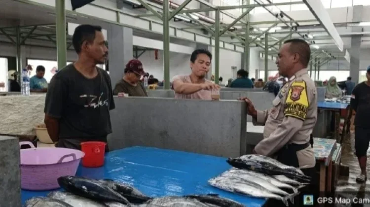 Bhabinkamtibmas Kelurahan Saumlaki Sambangi Pedagang Ikan