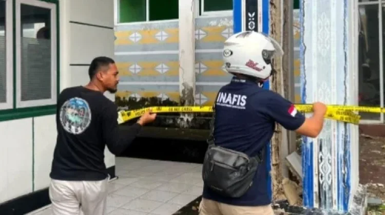 Polisi Pasang Police Line di gedung Puskesmas Saumlaki
