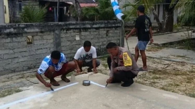 Bhabinkamtibmas Romnus Bersama Warga Siapkan Sarana Olahraga