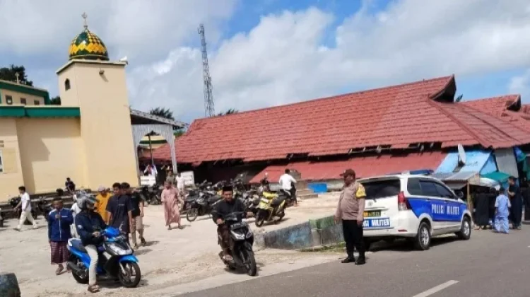Bhabinkamtibmas Sifnana Amankan Ibadah Sholat Jumat