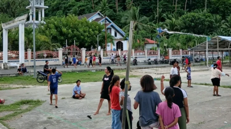 Jadi Pusat Olahraga Sore, Lapangan Voli Desa Olilit Timur Selalu Dipadati Anak Muda