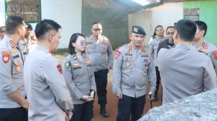 Kapolda Maluku Maluku Besuk Personel Brimob yang Sakit