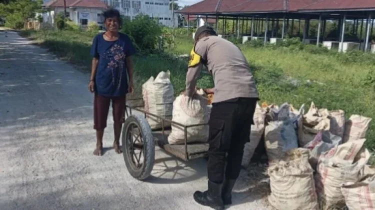 Bhabinkamtibmas Rumngeur Tunjukkan Aksi Humanis
