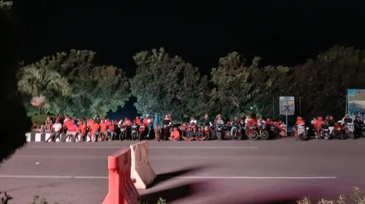 Antusias Pendukung Holand Penuhi Alun - Alun Kota Saumlaki.