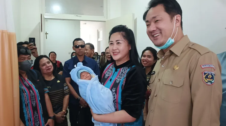 Momen Harganas 33 Bupati Tanimbar jenguk Bayi yang Ditinggalkan Orang Tuanya.