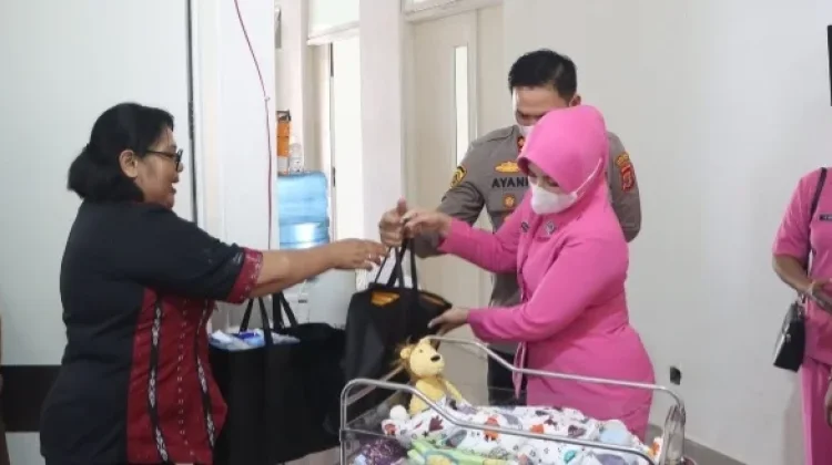 Kapolres Kepulauan Tanimbar Kunjungi Bayi Temuan Warga