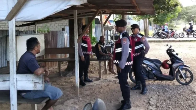 Polsek Fordata Gelar Patroli Dialogis Siang Hari