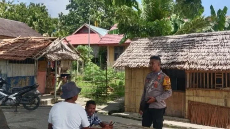 Bhabinkamtibmas Desa Waturu Sambangi Warga yang Sedang Beraktivitas