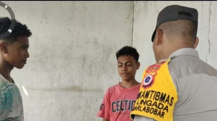 Bhabinkamtibmas Lingada Sampaikan Pesan Kamtibmas saat Pengemasan Kopra