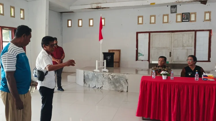 Tua Adat desa lermatang Siapkan Doa adat Peletakan Batu Pertama Groundbreaking