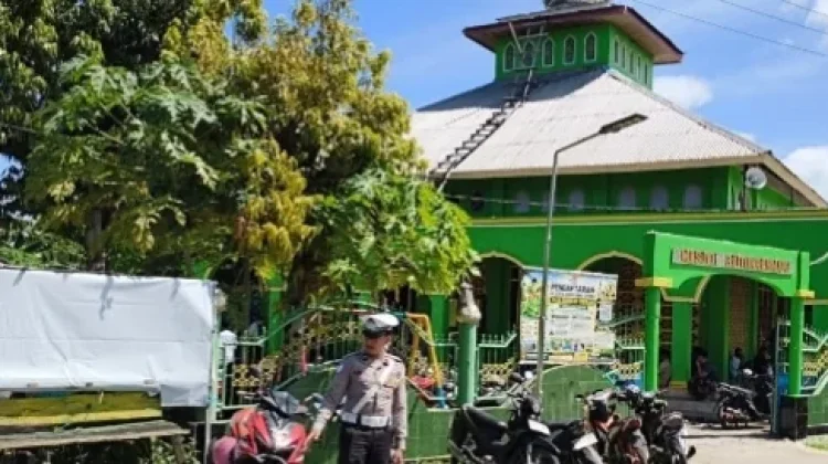 Polres Kepulauan Tanimbar Amankan Sholat Jumat Berjamaah