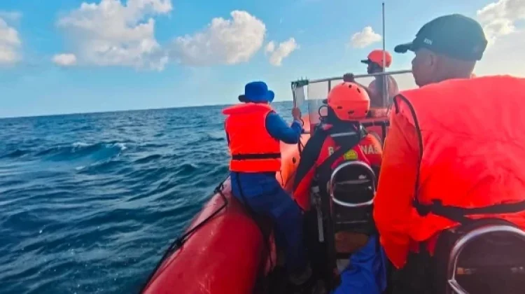 Tim SAR Gabungan Evakuasi Korban Laka Laut  Wermaktian