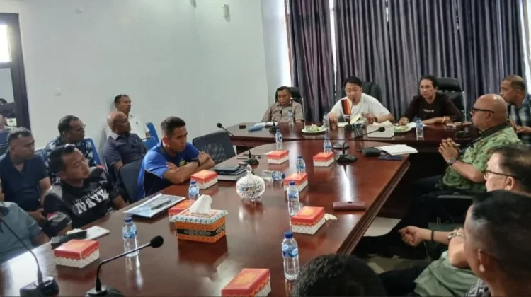 Bupati Tanimbar Pimpin Rapat Persiapan Tim Pelaksana Groundbreaking Tingkat Kab