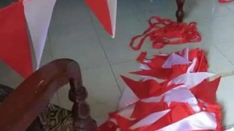 Pedagang bendera mulai menjual atribut 17 Agustus di Saumlaki
