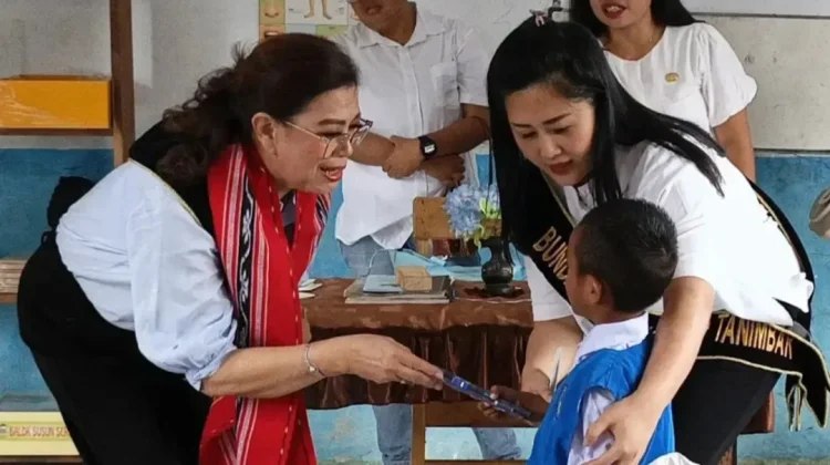 Bunda PAUD Maluku dan Tanimbar Kunjungi TK Layongar Lermatang
