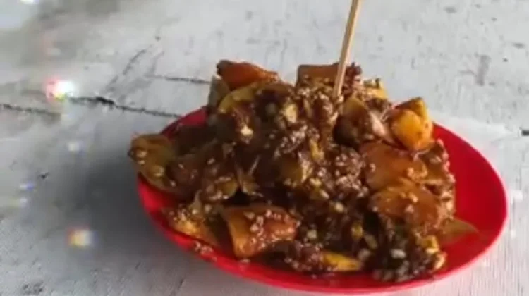 Pantai Weluan Sepi Pengunjung akibat Cuaca Buruk, Omzet Pedagang Rujak Merosot