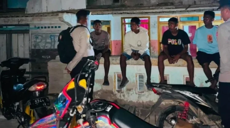 Polsek Selaru gelar patroli dialogis di malam hari