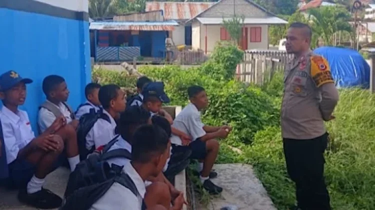 Bhabinkamtibmas Alusi Bukjalim Sambangi Anak-Anak Sekolah