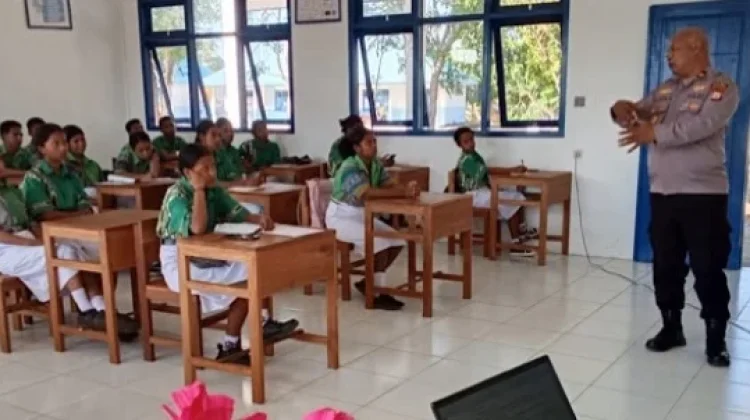Polsek Selaru Gelar "Polisi Mengajar" di SMAN 5
