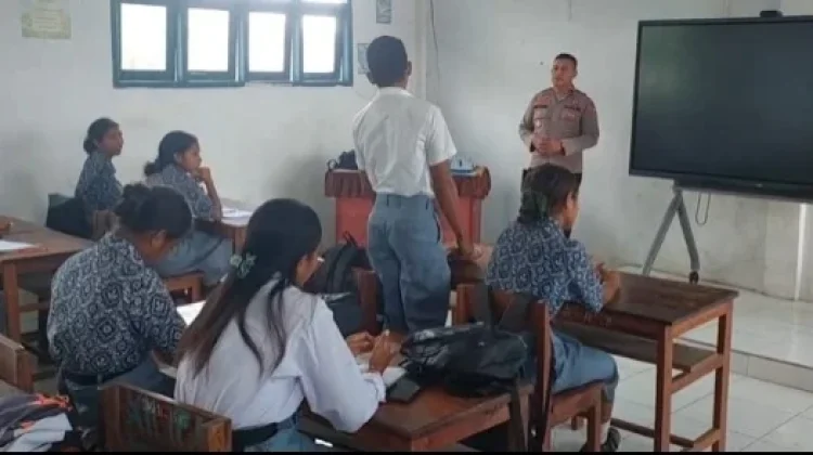 Kapolsek Nirunmas Berikan Materi Sadarkum di SMAN 15