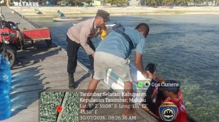 Bhabinkamtibmas Matakus Bantu Warga Kumpulkan Hasil Kopra