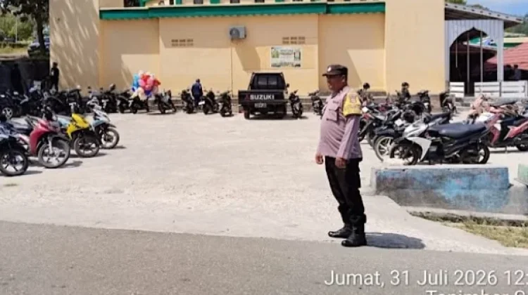 Bhabinkamtibmas Sifnana Amankan Jalannya Shalat Jumat Berjamaah