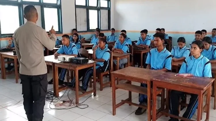 Kapolsek Wermaktian Pimpin Program "Polisi Mengajar"