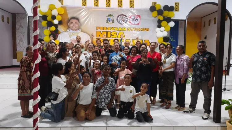 Umat Paroki St. Mathias Saumlaki Sambut Misa Perdana Pastor Teophilus Dumatubun