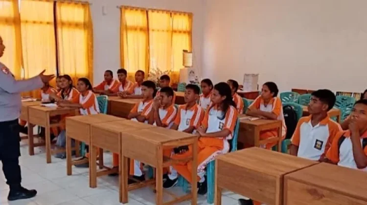 Kapolsek Selaru Tanamkan Kesadaran Hukum Melalui 'Polisi Mengajar'