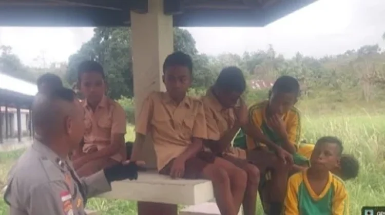 Bhabinkamtibmas Sosialisasikan KUHP Baru Bagi Sejumlah Siswa
